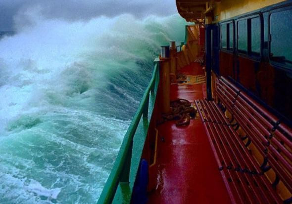 Her gün dev dalgalarla mücadele ediyor yok böyle kareler - Resim: 3