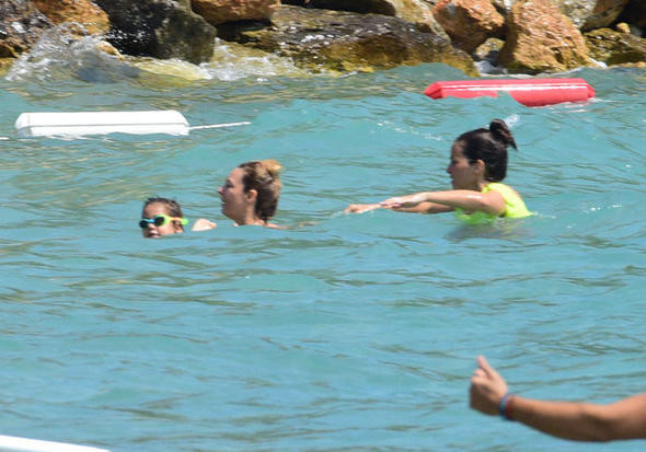 Özge Özder arkadaş grubuyla balayında - Resim: 2