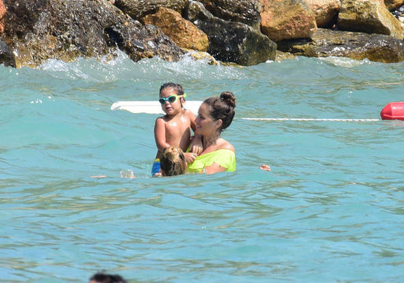 Özge Özder arkadaş grubuyla balayında - Resim: 3