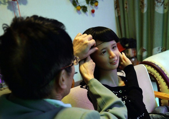 Ölen karısına tıpatıp benzeyen şişme bebek yaptırdı! - Resim: 1