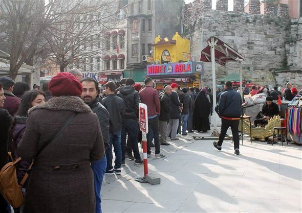 Nimet Abla önünde uzun kuyruk - Resim: 3
