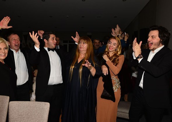 Ali Ağaoğlu ev sahibi oldu genç çiftin kar keyfi - Resim: 4