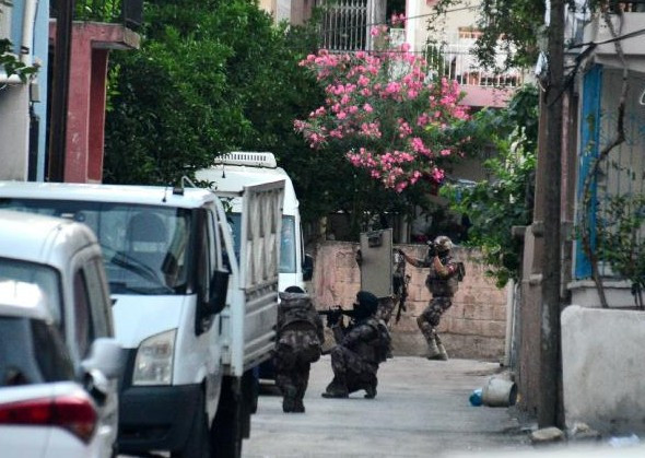 Adana'da neler oluyor? Sokaklar trafiğe kapatıldı ev ablukaya alındı  - Resim: 4
