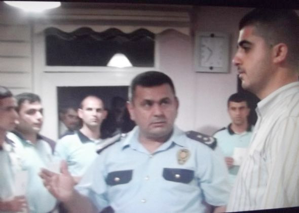 Polisleri böyle sıraya dizdiler - Resim: 3