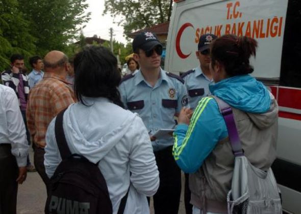Liseli kızlar tekme tokat birbirine girdi - Resim: 2