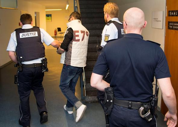 9 yaşındaki oğlunu sapıklara sattı! Detaylar iğrenç - Resim: 4