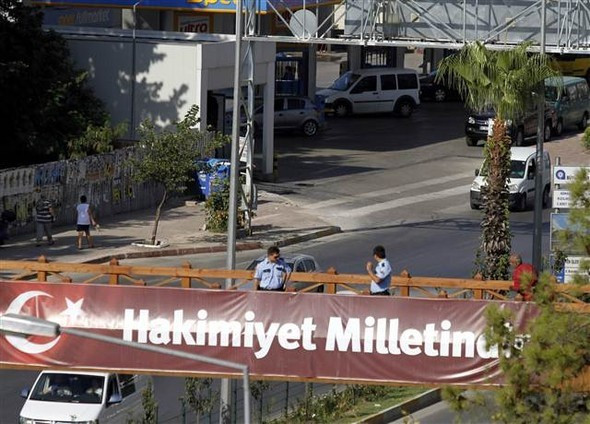 Üst geçitte FETÖ alarmı! Birer birer incelediler - Resim: 2