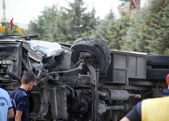 Metrobüs yolunda akılalmaz kaza! - Resim: 1
