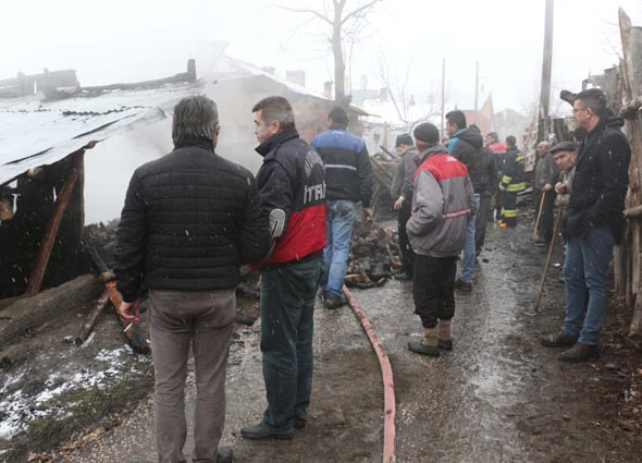 En acı fotoğraf! Kedisine sarılıp felaketi izledi - Resim: 1