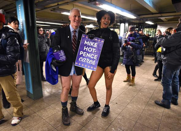 Dondurucu soğukta metroda pantolonsuz görenler şaştı - Resim: 4