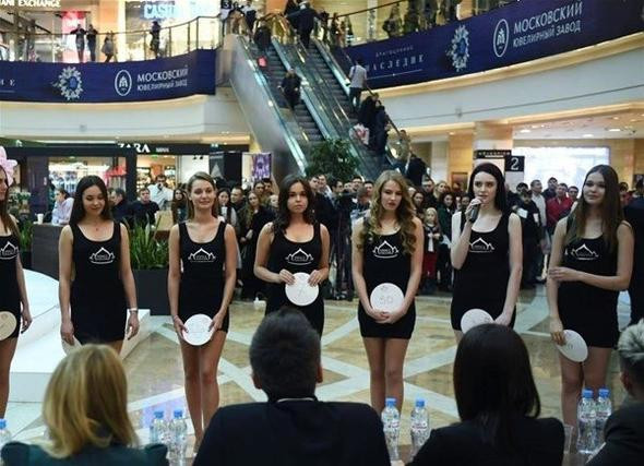 AVM'de izdiham çıktı! Rusya'da sıra dışı yarışma - Resim: 1