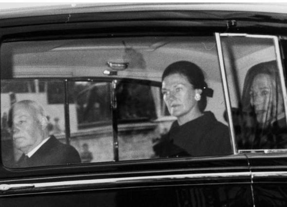 Prens Harry Megan Markle'ın arabası cenaze arabasıymış dünya şoke eden detay - Resim: 2