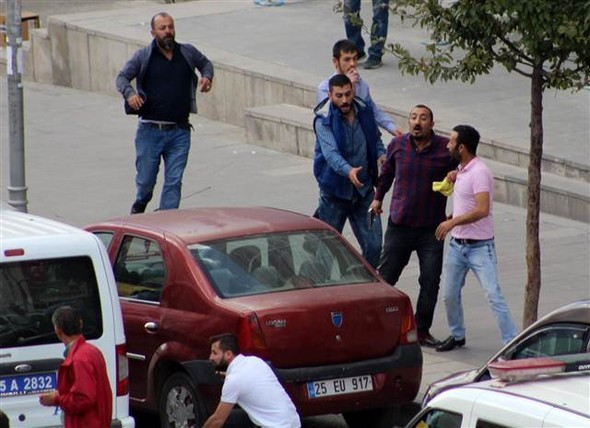 Sokak ortasında 100 kişi birbirine girdi! - Resim: 2