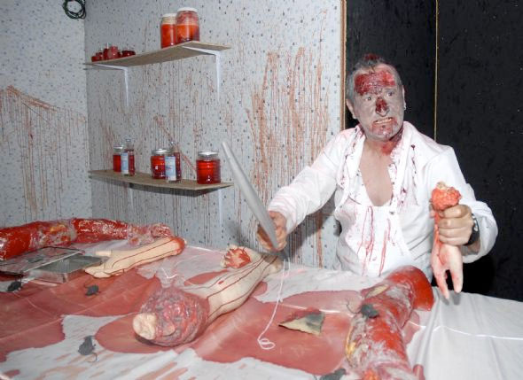 Kemer'deki parkta kan gövdeyi götürüyor - Resim: 1