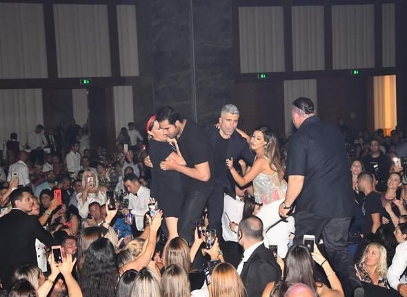 Güvenlikler apar topar araya girdi! Özcan Deniz sahnede neye uğradığını şaşırdı - Resim: 1