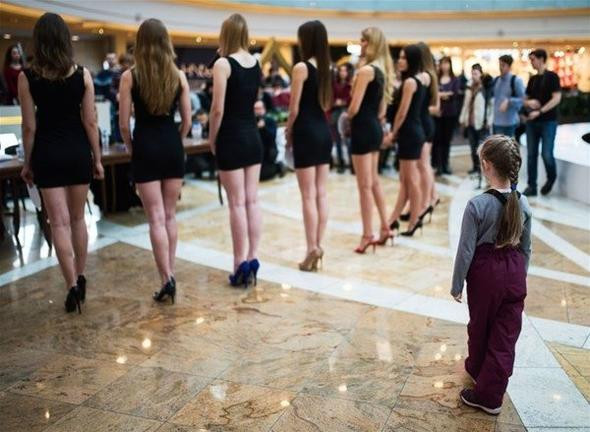 AVM'de izdiham çıktı! Rusya'da sıra dışı yarışma - Resim: 2