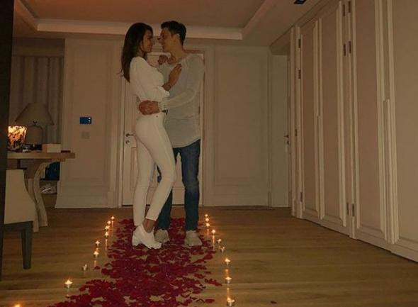 Mesut'tan Amine'ye dev malikanede büyük sürpriz!  - Resim: 1