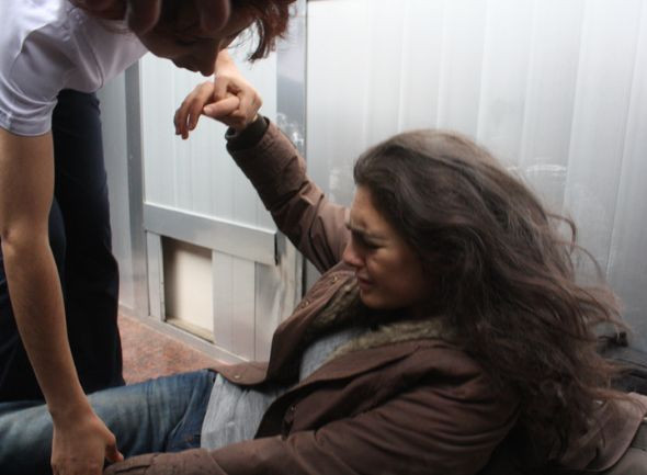 Genç kız acı içinde böyle kıvrandı! - Resim: 4