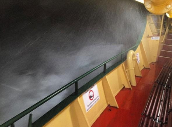 Her gün dev dalgalarla mücadele ediyor yok böyle kareler - Resim: 2