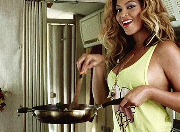 Cansu Taşkın'ın kahvaltı hazırlarken giydiği kıyafete bakın - Resim: 3