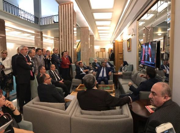 Erdoğan seçim kararını açıklarken vekiller böyle izledi! - Resim: 1