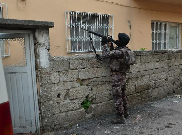 Adana'da neler oluyor? Sokaklar trafiğe kapatıldı ev ablukaya alındı  - Resim: 2