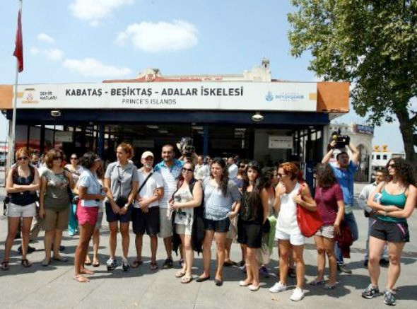 İstanbul'da kısa şortlu eylem - Resim: 2