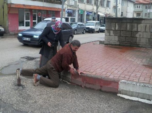 Valiye sürüne sürüne gitti! - Resim: 2