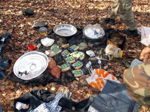 PKK sığınağından prezervatif çıktı - Resim: 1