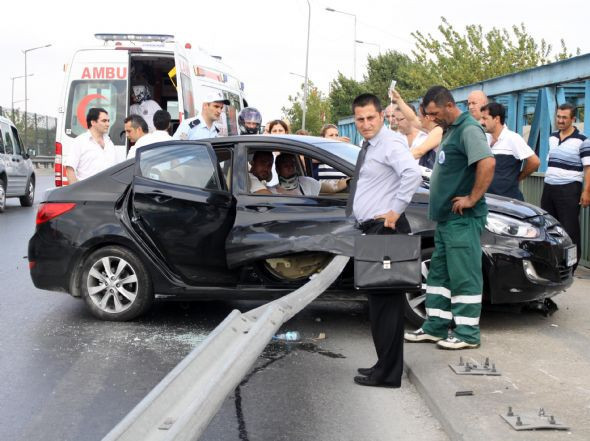 Bariyerler otomobile ok gibi saplandı - Resim: 2