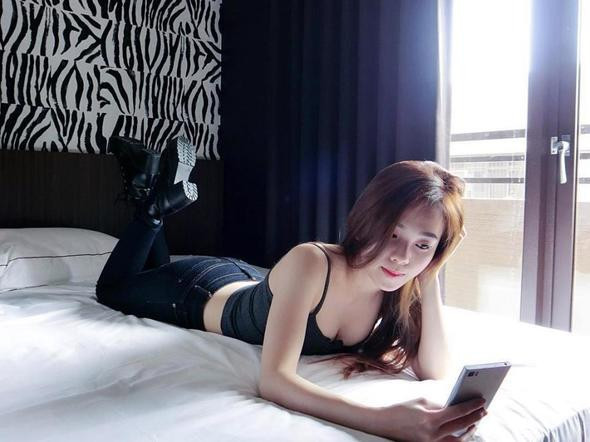 Gizlice fotoğrafları çekilen hostes ünlü oldu! - Resim: 4