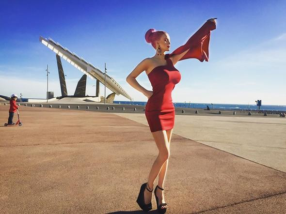 Ağzınız açık kalacak! Barbie bebeğe benzemek için servet harcıyor - Resim: 3