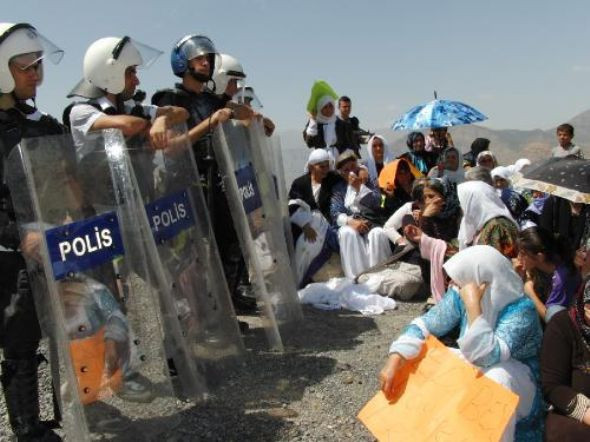 Canlı kalkanlar sınırda - Resim: 2