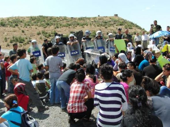 Canlı kalkanlar sınırda - Resim: 3