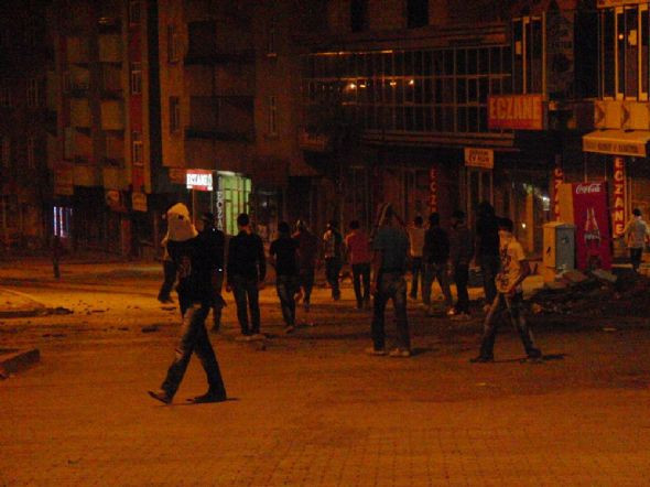 Hakkari sokakları yine karıştı - Resim: 4