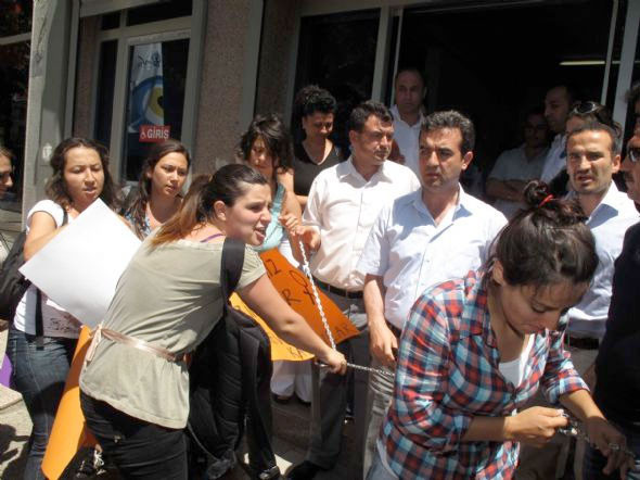 Zincirli kürtaj eylemcileri - Resim: 1