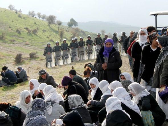 Asker öldürülen PKK'lıları böyle taşıdı - Resim: 1