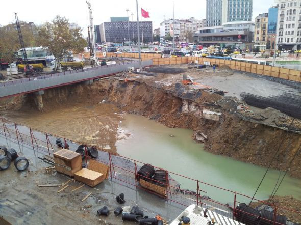 Sağanak Taksim'i bu hale getirdi - Resim: 1