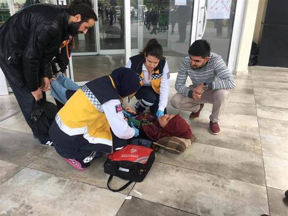 Yine aynı manzara kapıda kalanlar gözyaşlarına boğuldular - Resim: 2