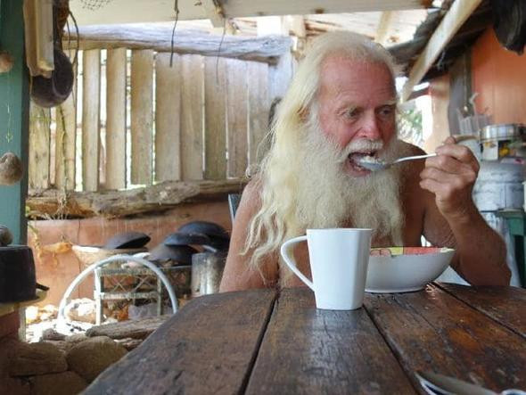 Ülkenin en zenginlerindendi şimdi bir göz delikte cansız mankenle... - Resim: 3