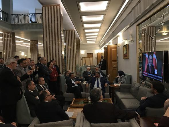 Erdoğan seçim kararını açıklarken vekiller böyle izledi! - Resim: 2