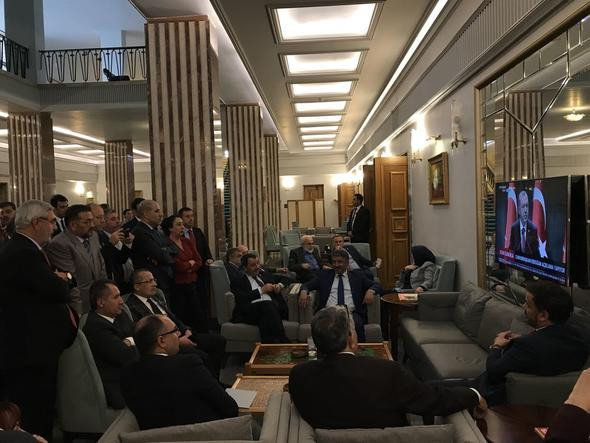 Erdoğan seçim kararını açıklarken vekiller böyle izledi! - Resim: 3