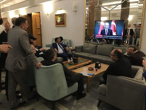 Erdoğan seçim kararını açıklarken vekiller böyle izledi! - Resim: 4