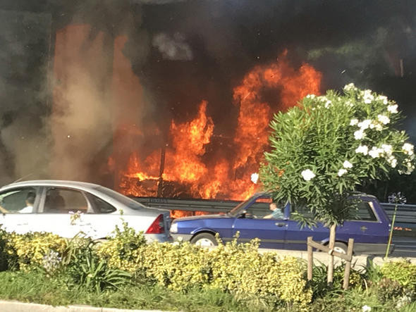  İstanbul'un işlek güzergahında otobüs alev aldı - Resim: 1