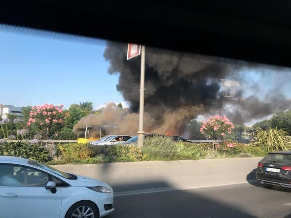  İstanbul'un işlek güzergahında otobüs alev aldı - Resim: 3