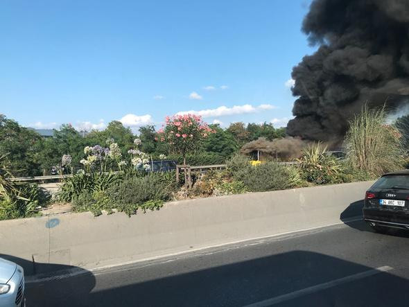  İstanbul'un işlek güzergahında otobüs alev aldı - Resim: 4