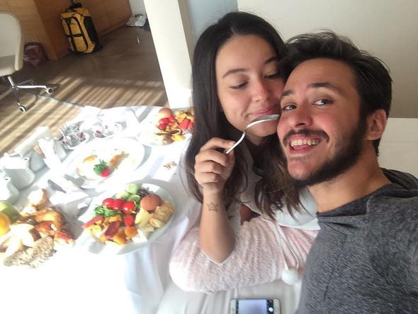 Bedelli askerlikten faydalanan Anıl Altan'ı eşi Pelin Akil askere uğurladı - Resim: 1