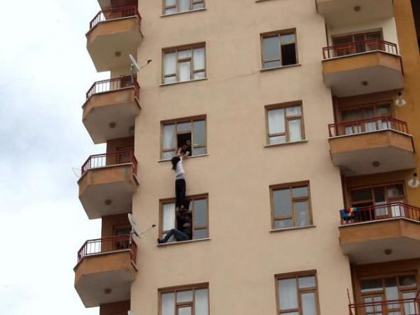 Cep telefonu kavgası pencerede bitti - Resim: 4