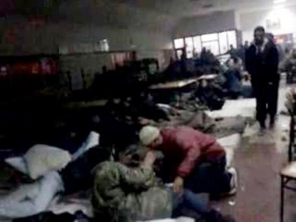 Asker çöplük içinde toplanıyor - Resim: 1