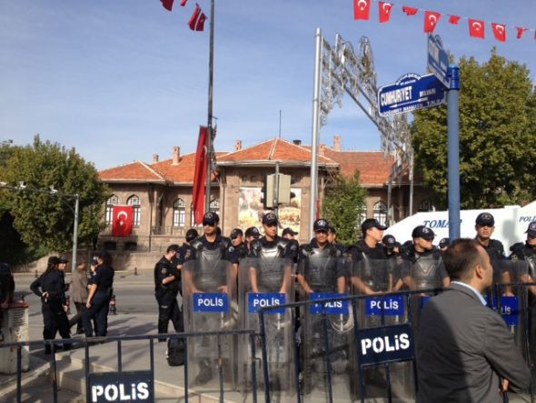 Ankara'da Cumhuriyet yürüyüşü gerilimi - Resim: 2